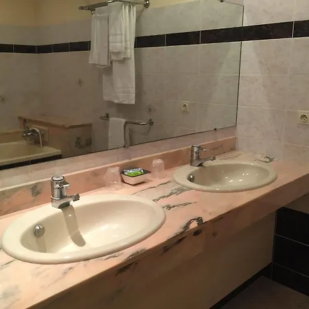 ホテル オテル セントラル Chaunay